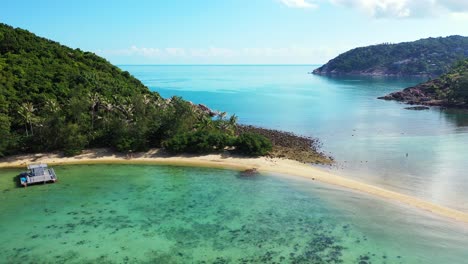 Paradiesische-Küste-Tropischer-Inseln-Mit-Felsen-Und-Weißem-Sand,-Umspült-Von-Einer-Ruhigen-Türkisfarbenen-Lagune-Mit-Korallenriffen-In-Thailand