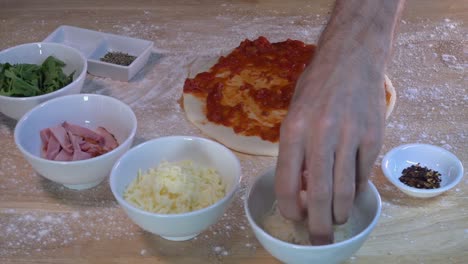 Cubriendo-Una-Pizza-Casera-Fresca-Con-Queso-Parmesano-Rallado