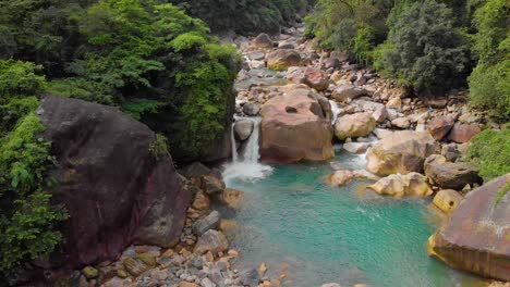 4k-Luftaufnahme-Eines-Wasserbeckens-In-Der-Nähe-Von-Rainbow-Falls-In-Nongrigat,-Cheerapunji,-Meghalaya