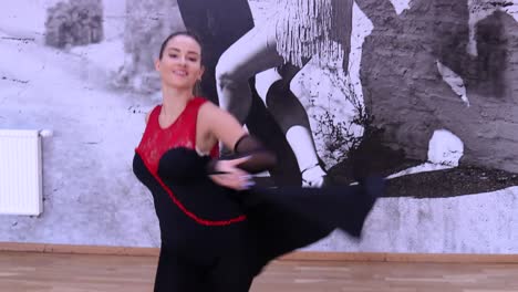 Bailarina-Profesional-Y-Apasionada-Baila-En-La-Pista-De-Baile