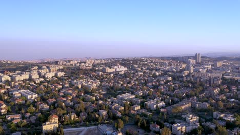 Vuelo-Aéreo-Lento-Sobre-La-Ciudad-De-Jerusalén-Israel,-Día-De-Neblina-Púrpura-Sobre-Los-Edificios