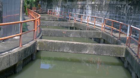 Wasser-Aus-Dem-Fluss-Fließt-In-Einem-Kanal-Zwischen-Spaziergängen-Und-Gehwegen-In-Bangkok,-Thailand-–-Weitwinkelaufnahme
