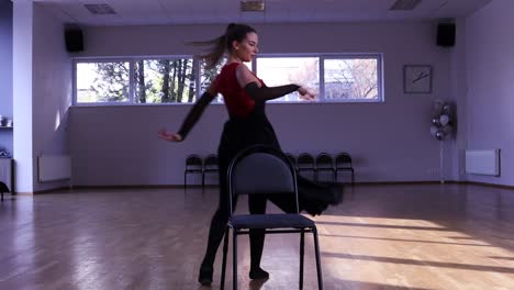 Bailarina-Profesional-Baila-Alrededor-De-Dos-Sillas