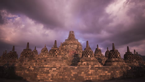 Templo-De-Borobudur-En-Java,-Lapso-De-Tiempo-Con-Nubes-En-Movimiento-Y-Sin-Gente