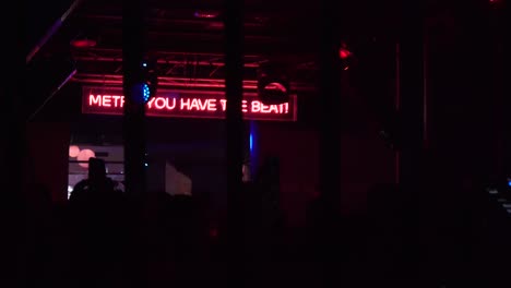 Menschen-Tanzen-Zu-Techno-Musik-In-Einem-Nachtclub