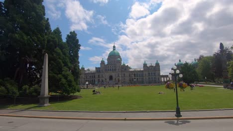 Edificio-Del-Parlamento-En-Victoria-En-Canadá-Y-Superficie-Verde-Con-árboles-Y-Gente-Relajándose