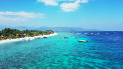 Insel-In-Thailand-–-Boote-Treiben-Nahe-Der-Küste-Einer-Tropischen-Insel,-Umgeben-Von-Klarem,-Blauem-Meerwasser-Mit-Korallenriff-Am-Grund-Und-Berg-Im-Hintergrund-–-Weitwinkelaufnahme