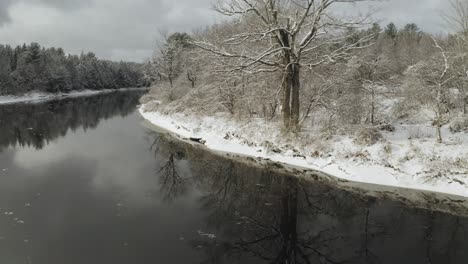 Ruhiges-Wasser-Des-Flusses-Piscataquis-Im-Winter