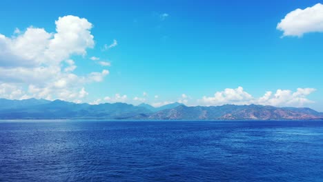 Una-Naturaleza-Maravillosa-En-Indonesia-Con-Un-Océano-Azul-En-Calma-Y-Un-Cielo-Azul-Nublado-Arriba---Toma-Amplia