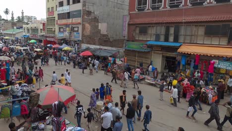 Bangalore,-Indien-–-Eine-Geschäftige-Innenstadt-Mit-Straßenverkäufern-Und-Menschen,-Die-Auf-Dem-Chicpete-Markt-Herumlaufen-–-Totale
