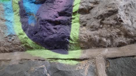 Schmutzige-Farbige-Unterirdische-Felsengraffiti-Künstlerische-Wände-Abstrakte-Tags-Wandmalerei-Dolly-Nah-Links