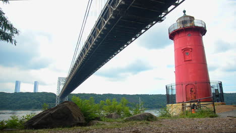 Weit-Weg-Vom-Kleinen-Roten-Leuchtturm-Und-Der-George-Washington-Brücke