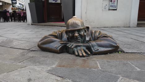 Cumil,-the-"Man-at-Work"-attraction-in-Bratislava,-brings-good-luck