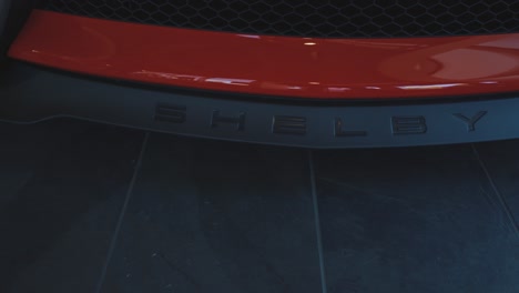 Primer-Plano-Del-Logotipo-De-Shelby-En-El-Dique-De-Aire-Delantero-Del-Ford-Mustang-Shelby