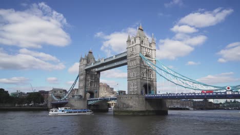 Verkehr-Unter-Und-über-Der-Tower-Bridge-In-London,-Boote,-Autos-Und-Menschen,-Die-Sie-überqueren,-Tagesansicht