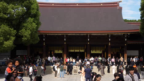 Tourists-from-all-the-world-visiting-Meiji-Jingu-Shrine-in-Yoyogi-Park,-Tokyo