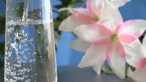 Erfrischendes-Wasser-Wird-In-Ein-Glas-Gegossen,-Um-Gesundheit-Und-Einen-Lebendigen-Lebensstil-Zu-Gewährleisten