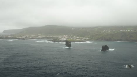 Vista-Aérea-De-La-Costa-De-Azores-Durante-El-Tiempo-Tormentoso