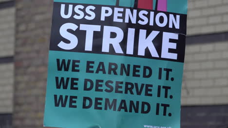 Uk-November-2019:-Streikende-Dozenten-An-Einer-Streikpostenlinie-Halten-Plakate-Mit-Slogans,-Die-Gleiches-Entgelt-Und-Die-Verteidigung-Von-Renten-Fordern