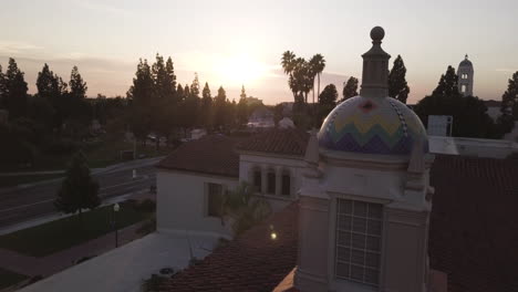 Atemberaubender-Sonnenuntergang-über-Dem-Fullerton-Junior-College,-Kalifornien