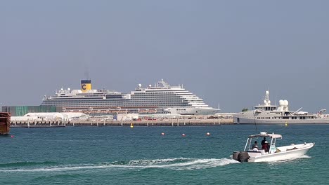 Kreuzfahrtschiff-Costa-Diadema-Im-Hafen-Von-Doha-In-Katar