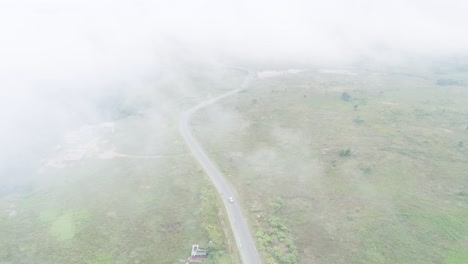 Draufsicht-über-Wolken-über-Ländliches-Gebiet-Mit-üppiger-Vegetation-Nach-Heftigen-Regenfällen-Bis-Hin-Zu-Den-Bergen
