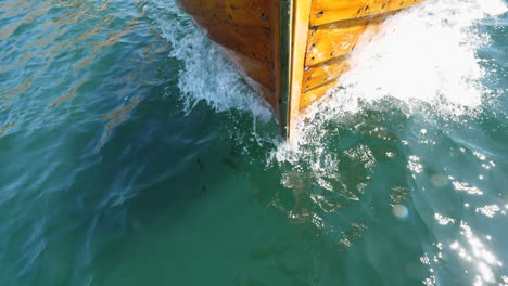 Barco-Sjekte-Navegando-En-Un-Día-Soleado-Con-Agua-Salpicando-Y-Dejando-Una-Estela-En-El-Océano-Azul-En-Noruega