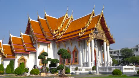 Bangkok,-Thailand-–-Elegante-Außendesigns-Des-Buddhistischen-Tempels-Wat-Benchamabophit-–-Mittlere-Aufnahme
