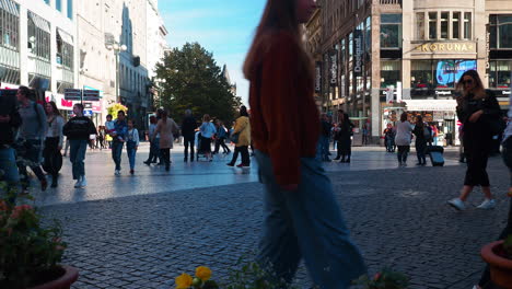 Massen-Von-Menschen,-Die-Auf-Dem-Platz-Von-Prag-In-Der-Tschechischen-Republik-Spazieren
