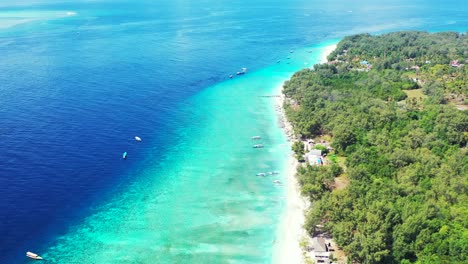 Friedliche-Blaue-Landschaft-Mit-Ruhiger-Meeresoberfläche-Rund-Um-Die-Türkisfarbene-Lagune-Und-Weißen-Sandstränden-Tropischer-Inseln-In-Indonesien