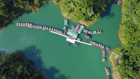 Luftdrohnenaufnahme-Der-Schwimmenden-Floßhäuser-Auf-Dem-Cheow-Lan-See-Im-Khao-Sok-Nationalpark-Thailand