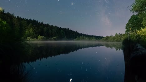 Filmisches-Hochrutschen-Der-Sich-Bewegenden-Milchstraße-In-Einer-Sternenklaren-Nacht-Mit-Ihrem-Spiegelbild-In-Einem-Kleinen-See