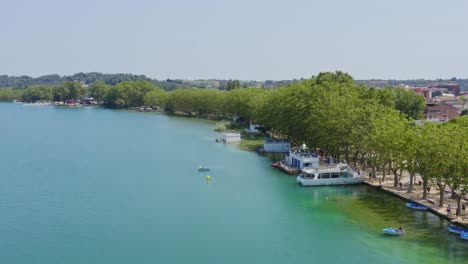 Langsamer-Vorbeiflug-Aus-Der-Luft-über-Ruderbooten-Und-Sportbooten-Am-Ufer-Des-Lake-Banyoles