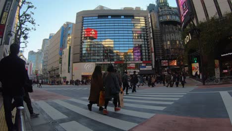 Pedestrians-Crossing-Intersection-Of-Koen-Dori-And-Shrine-Street-In-Shibuya,-Tokyo