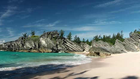 Stonehole-Bay-Beach-Es-Una-Hermosa-Playa-En-La-Costa-Sur-De-Bermudas