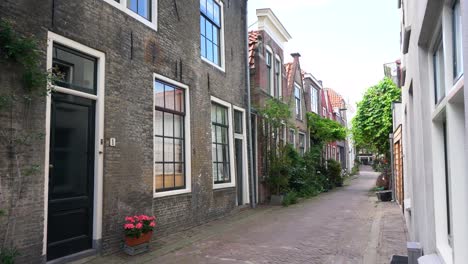 4k-Gouda,-Dutch,-Old-monumental-alley-Ancient-narrow-street