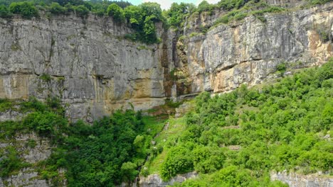 Kleiner-Wasserfall-Auf-Den-Grünen-Bergen