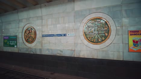 Mármol-Y-Decoraciones-En-La-Estación-De-Metro-Subterráneo-De-Tashkent