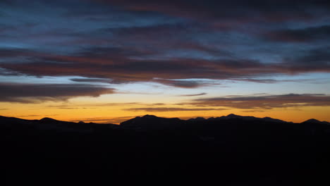 Montaña-Rocosa-Puesta-De-Sol-Amanecer-Mirando-Por-Encima-De-La-Cordillera