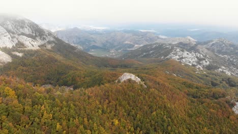 Luftaufnahmen-Des-Lovcen-Nationalparks-Und-Des-Schwarzen-Sees-Mit-Erstaunlichen-Herbstfarben-überall-Mit-Niedrigen-Wolken