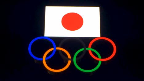 Japanische-Flagge-über-Den-Olympischen-Ringen.-Verkleinerungsaufnahme