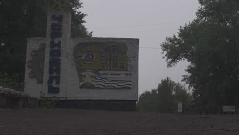 Toma-Del-Monumento-Radiactivo-Abandonado-Cerca-De-Chornobyl-En-La-Zona-De-Exclusión,-Cerca-De-La-Central-Eléctrica-De-Chernobyl,-Ucrania
