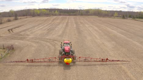 Primer-Plano-De-Fumigación-De-Cultivos-De-Tractores