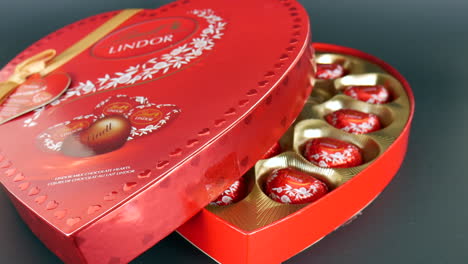 Schokoladenpaket,-Lindt,-Lindor-Sortimentschokolade,-Rote-Herzschachtel,-Valentinstagsgeschenk,-Dessert,-Liebe,-Süß