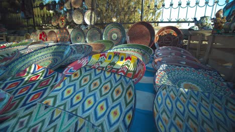 Venta-De-Coloridas-Placas-De-Cerámica-Nacional-En-El-Bazar-Chorsu-En-El-Casco-Antiguo-De-La-Ciudad-De-Tashkent,-Uzbekistán,-Asia-Central