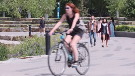 Ciclistas,-Peatones,-Scooters-En-Vías-Urbanas-En-Un-Cálido-Día-De-Verano