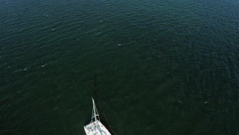 Barco-Catamarán-Pasando-Por-El-Océano-Caribeño-De-Cancún,-México