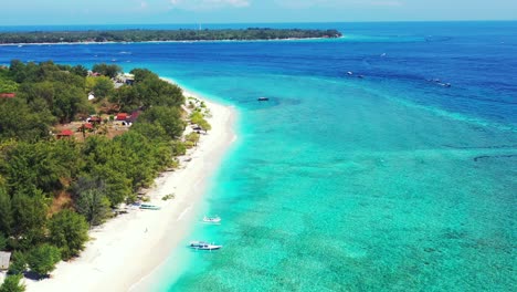 Isla-Hanimaadhoo,-Maldivas---Hermoso-Paisaje-De-Una-Isla-Verde-Y-Exuberante-Con-Barcos-Atracados-En-La-Orilla-Arenosa-Rodeada-Por-Un-Mar-Cristalino---Toma-Aérea