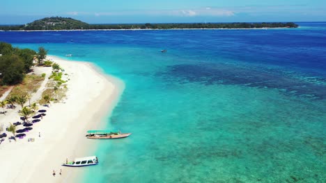 Grandes-Arrecifes-De-Coral-Vistos-A-Través-Del-Agua-Clara-De-La-Laguna-Turquesa-Que-Rodea-Las-Playas-De-Arena-Blanca-De-La-Isla-Tropical,-Un-Destino-Muy-Conocido-Para-Las-Vacaciones-En-Bali