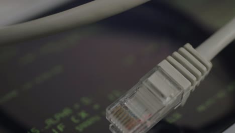 Ethernet-Netzwerkkabel-Makroaufnahme-Mit-Codedatenhintergrund